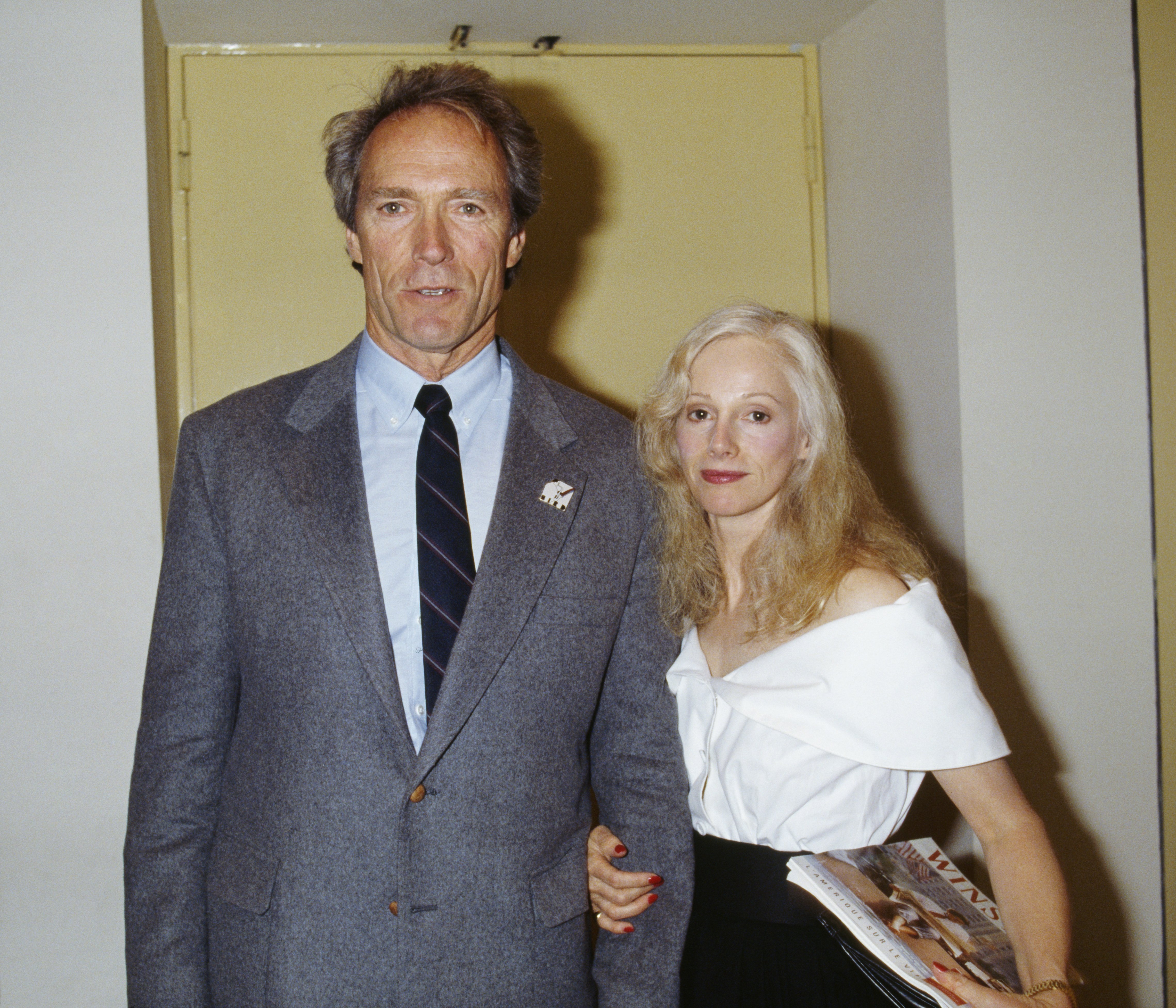 Clint Eastwood and Sondra Locke attend the premiere of his movie "Bird", a biography of jazz musician Charlie Parker, at the Cinémathèque de Paris on May 24, 1988. | Source: Getty Images