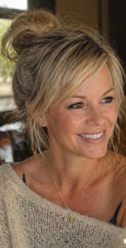 Set against a softly lit interior, this image presents Katie Piper with a relaxed, layered hairstyle that falls naturally around her face, giving a slightly tousled, beach-inspired finish. Her glowing complexion and understated makeup enhance her features, while a simple pendant necklace and casual top add to the effortless, everyday elegance of the look. | Source: AI