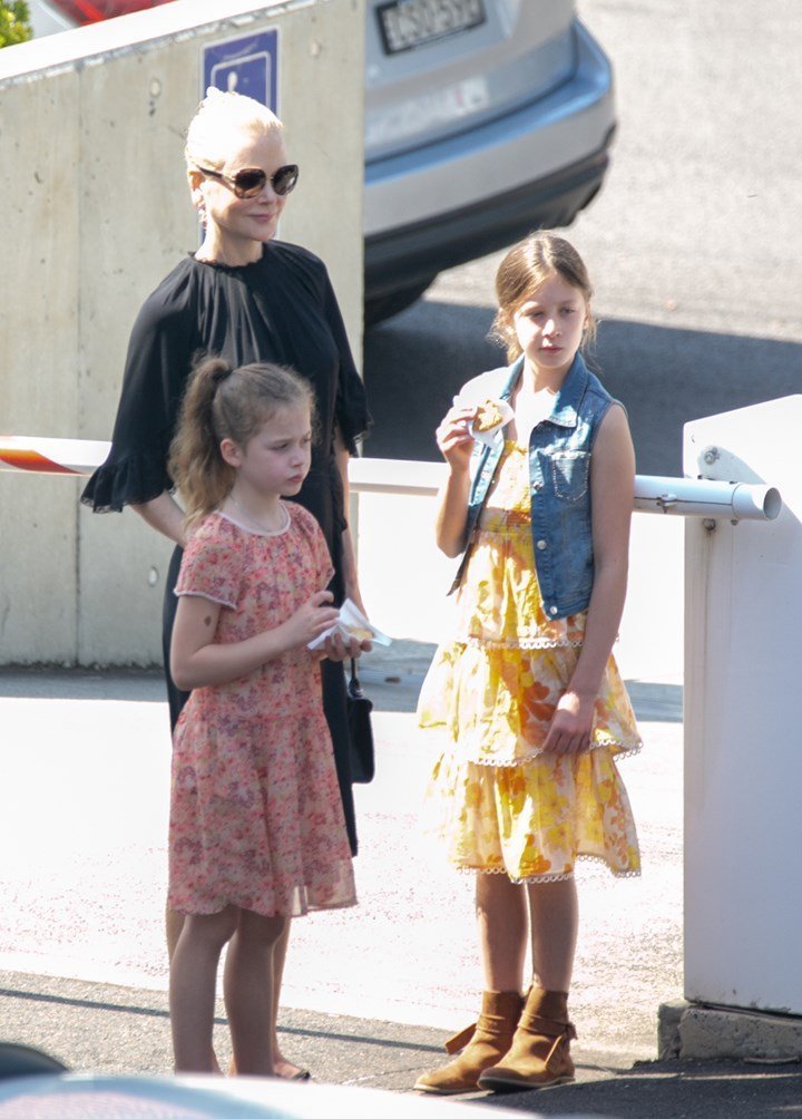 Nicole Kidman spotted with daughters, Faith (L) and Sunday (R) in Sydney, Australia on January 27. | Photo: Matrix Pictures