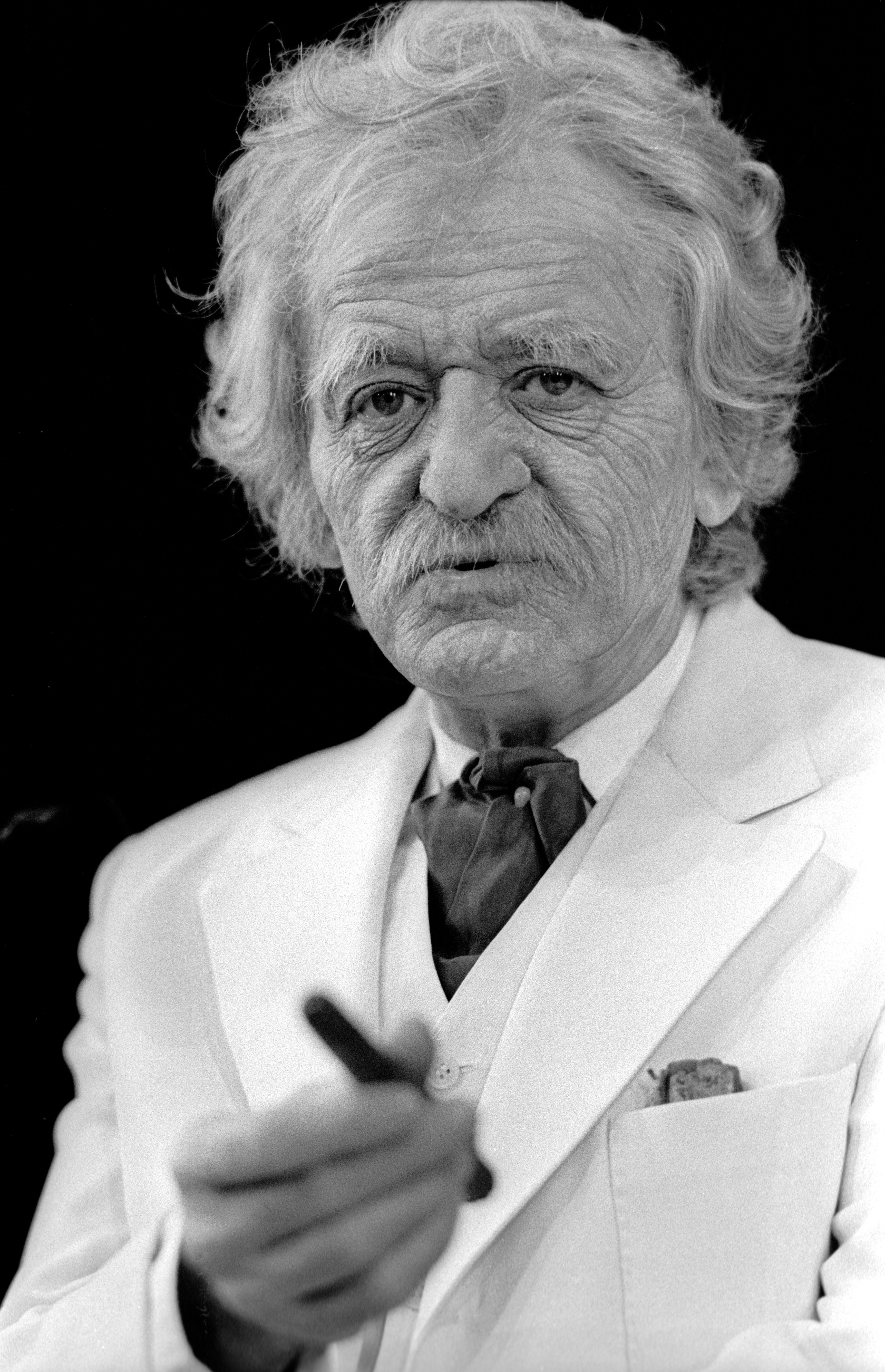 Hal Holbrook plays the role of American author, humorist and lecturer in his performance of "Mark Twain Tonight" at the University of Wyoming Arts & Sciences Auditorium on January 30, 1984 | Source: Getty Images