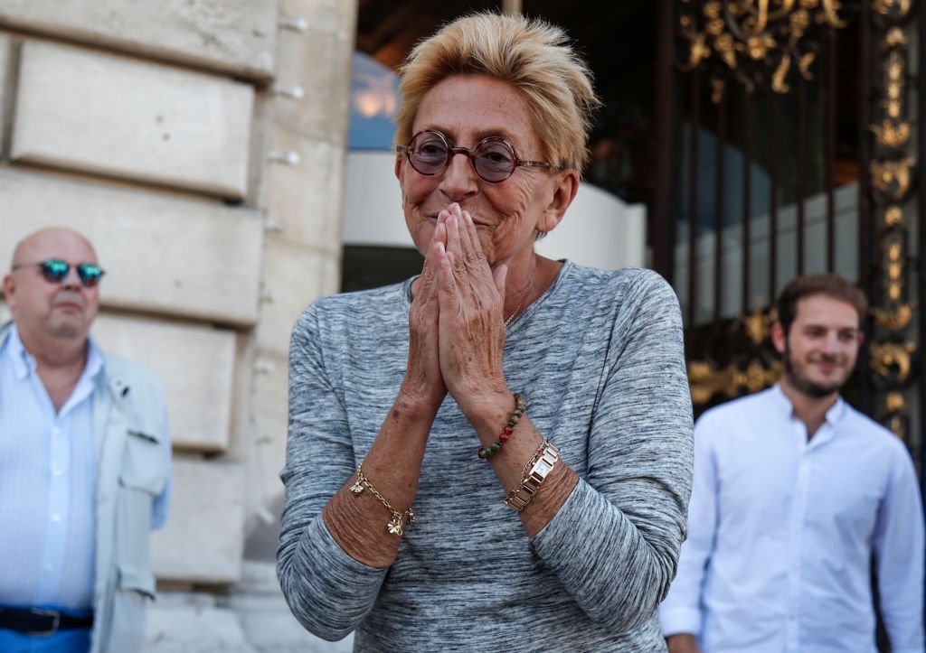 Isabelle Balkany arrive devant la mairie alors que les habitants se rassemblent pour exprimer leur soutien au maire de Levallois-Perret, le 14 septembre 2019. | Photo : Getty Images