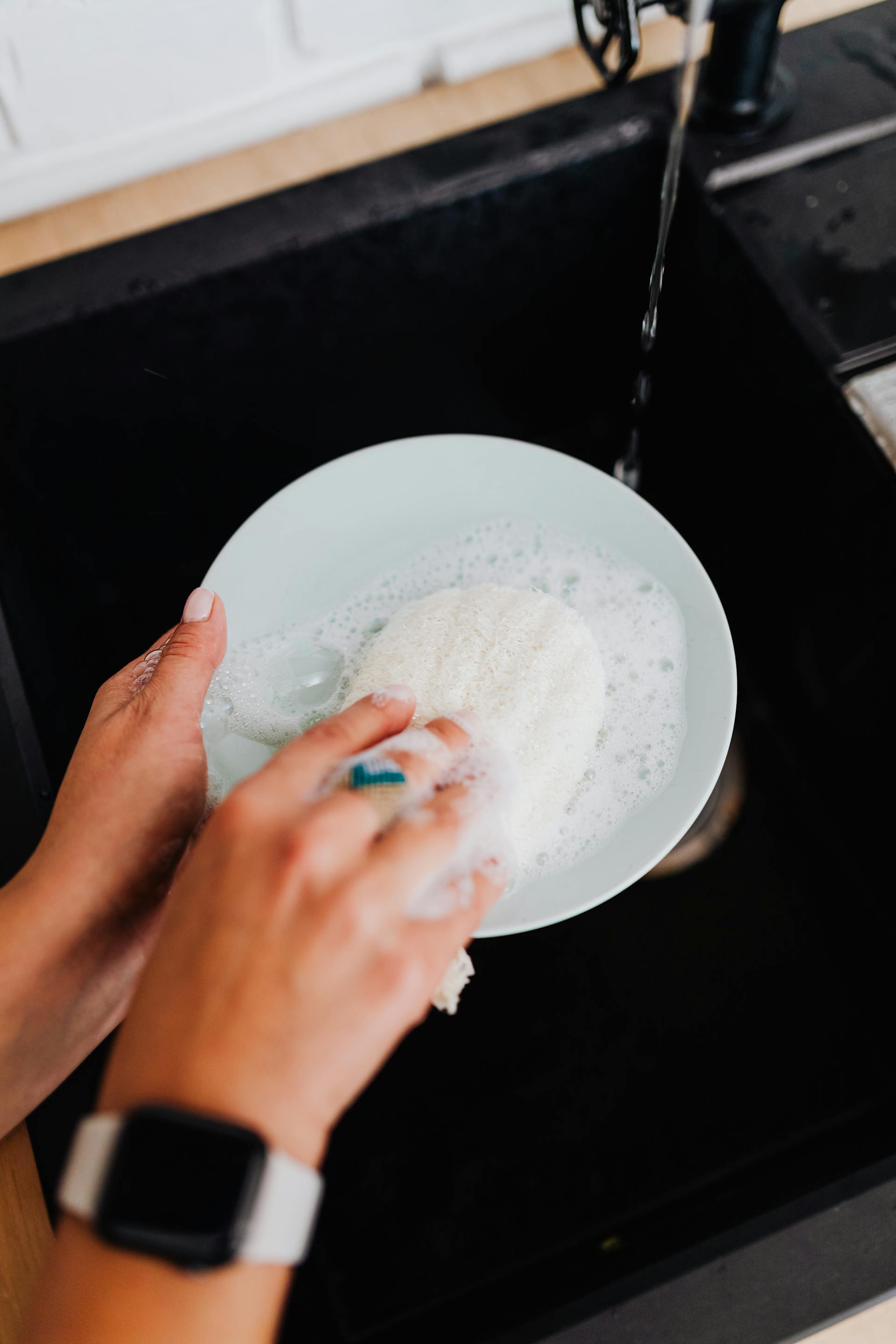 A person washing dishes | Source: Pexels