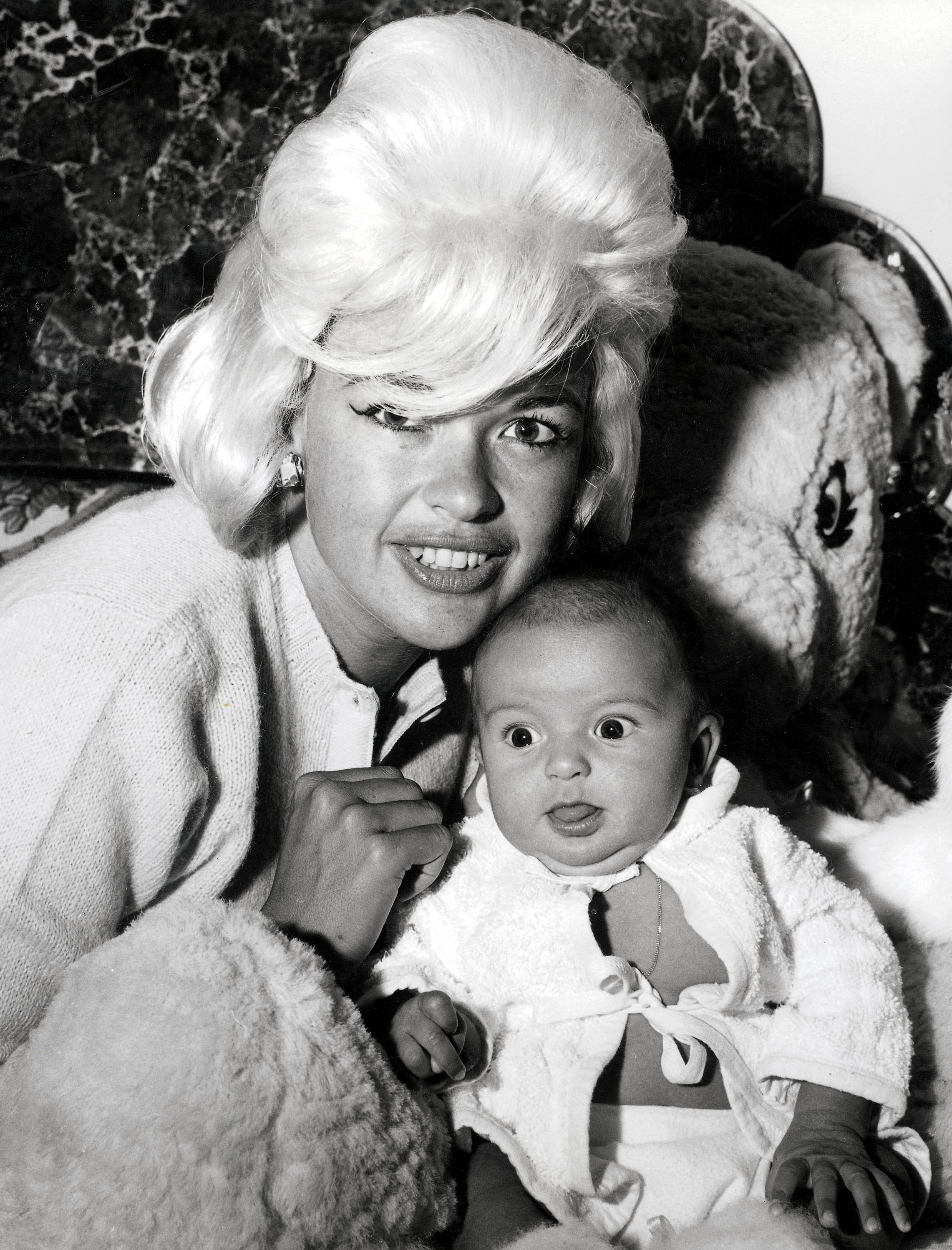 Jayne Mansfield and Mariska Hargitay photographed at home in 1964. | Source: Getty Images