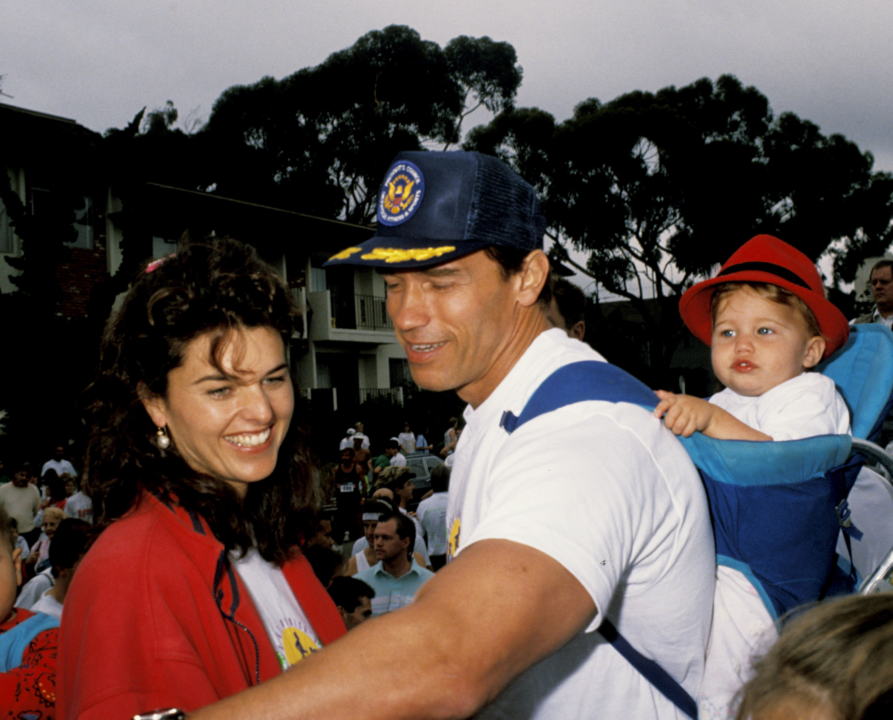 Arnold Schwarzenegger, Maria Shriver, and Katherine Schwarzenegger at Oktoberfest 1990 | Source: Getty Images