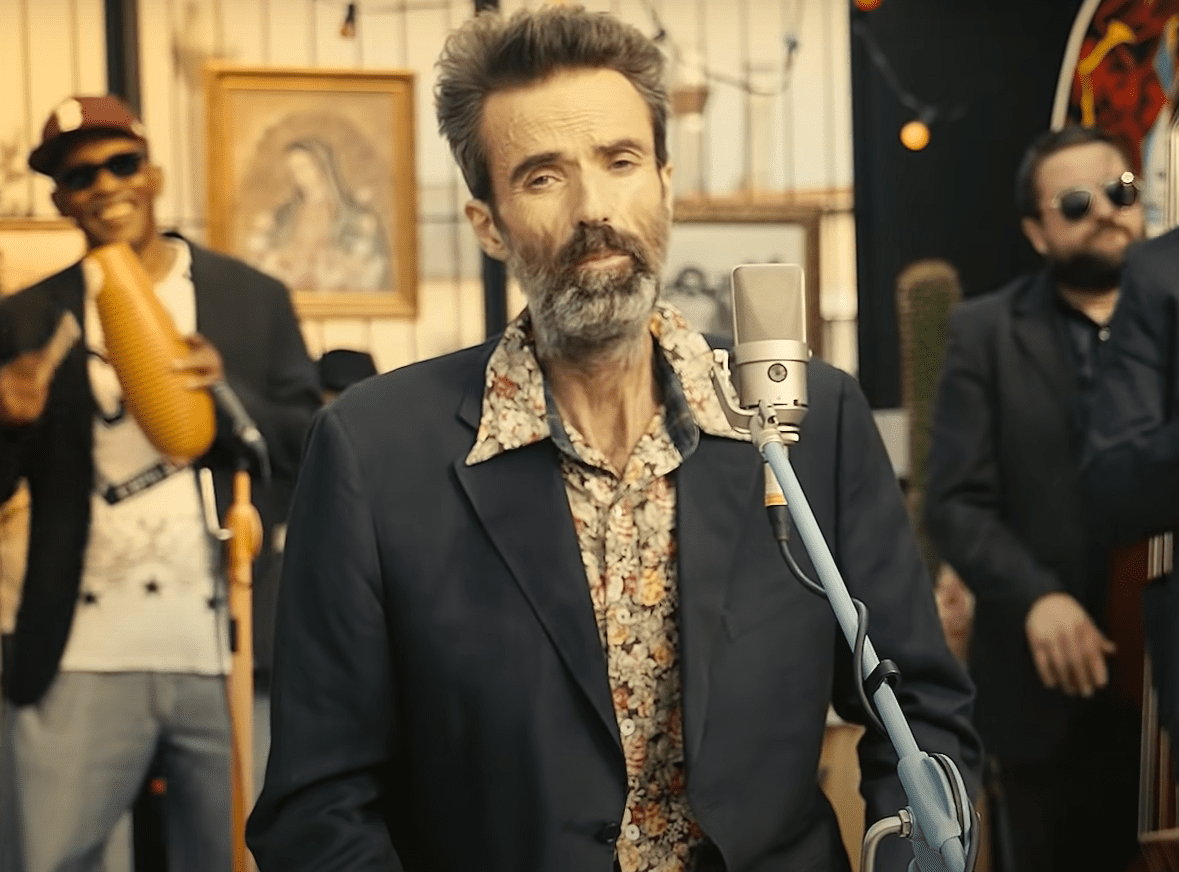 Pau Donés en el video de "Eso que tú me das". | Fuente: YouTube/Jarabe de Palo (Oficial)