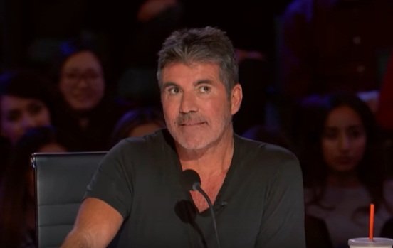 Le juge de l'AGT Simon Cowell était ravi après l'audition d'Emanne Beasha. | Photo : YouTube/America's Got Talent.