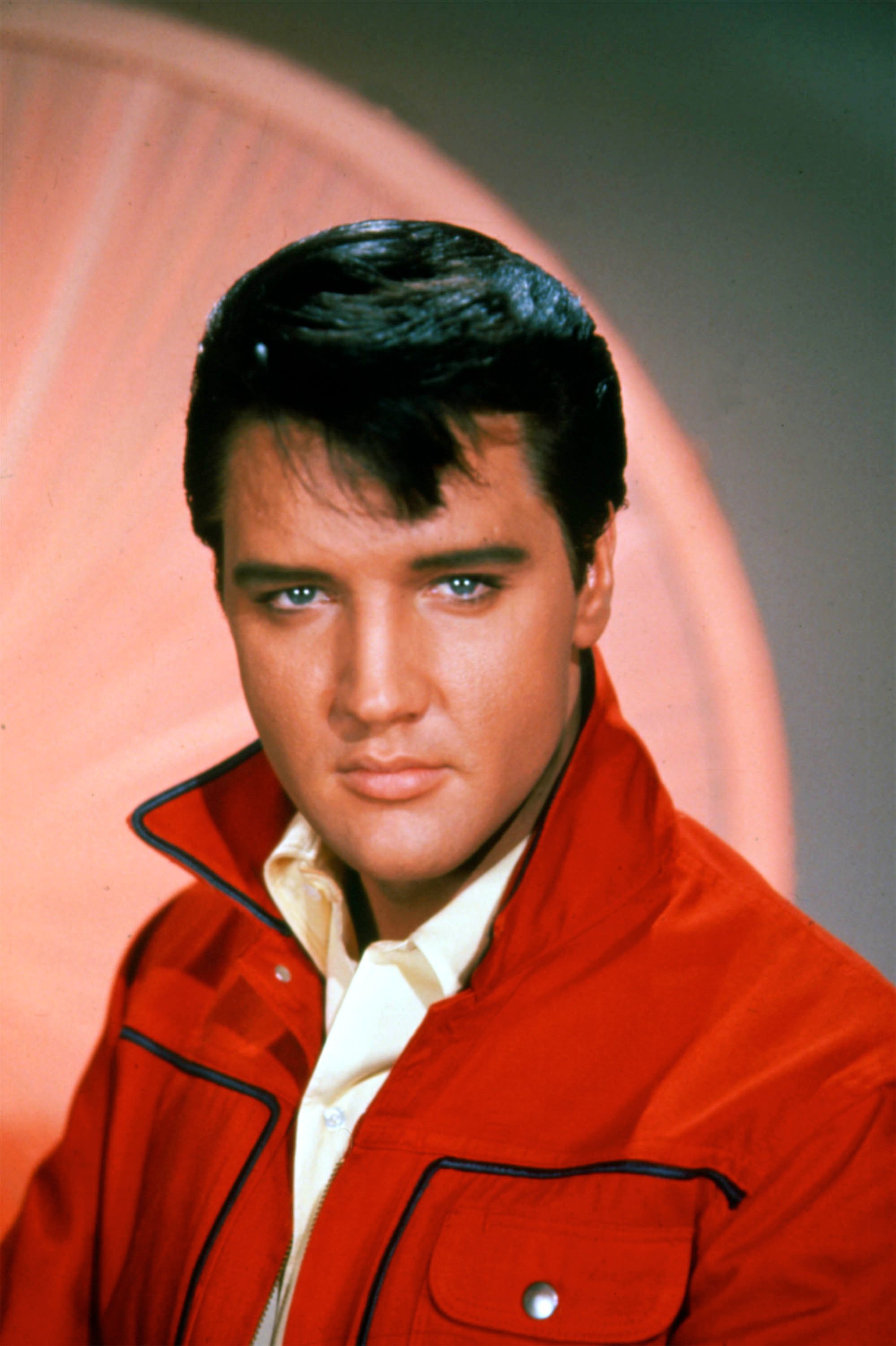 Late singer Elvis Presley poses for a studio portrait on January 1, 1965. | Photo: Getty Images.