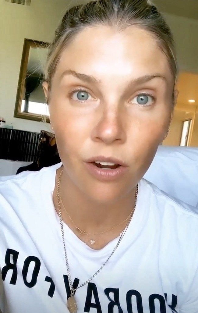 Amanda Kloots speaking on her Instagram Live | Photo: Instagram/@amandakloots