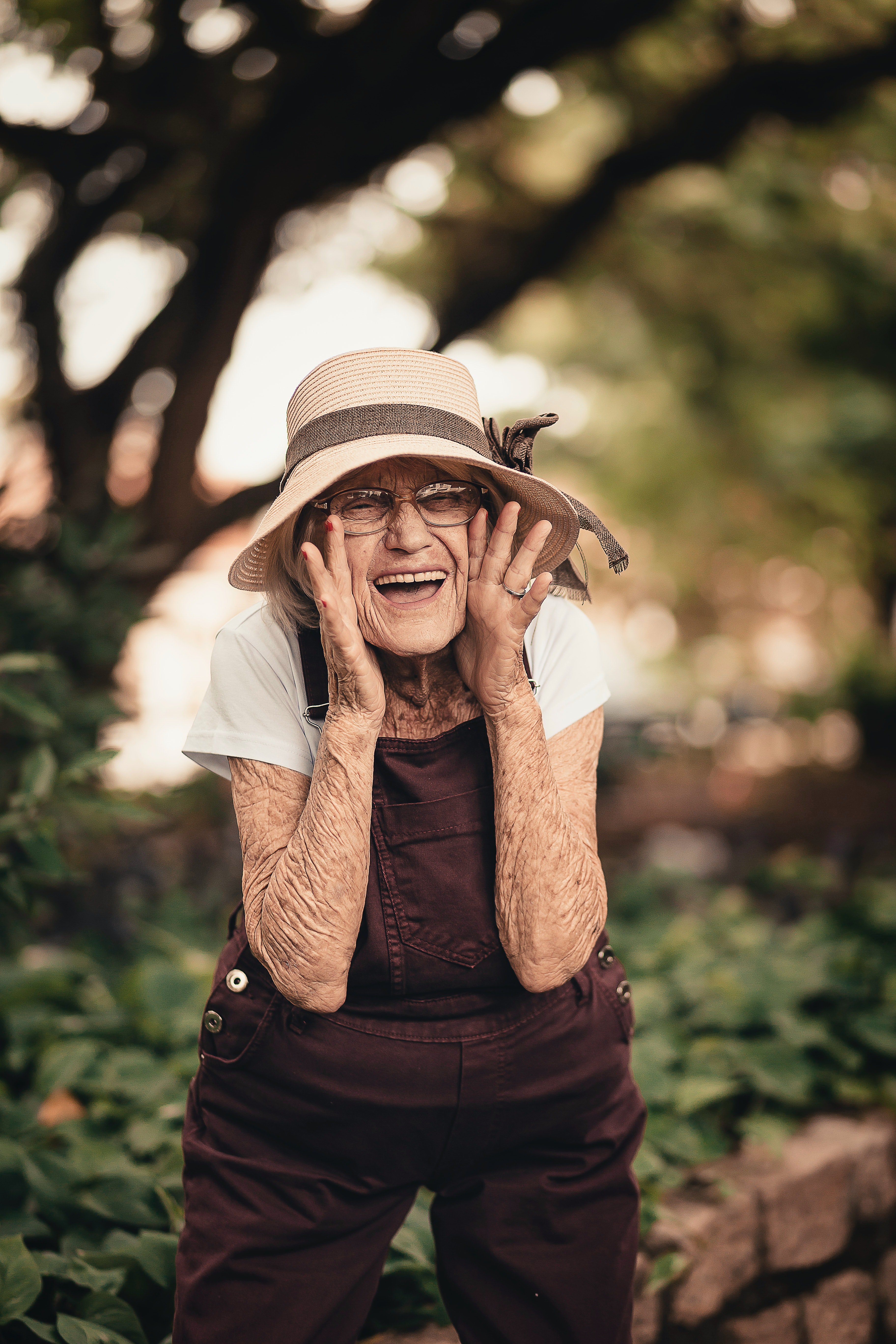 Eine ältere Frau, die in ihrem Garten steht. | Quelle: Pexels/Edu Carvalho