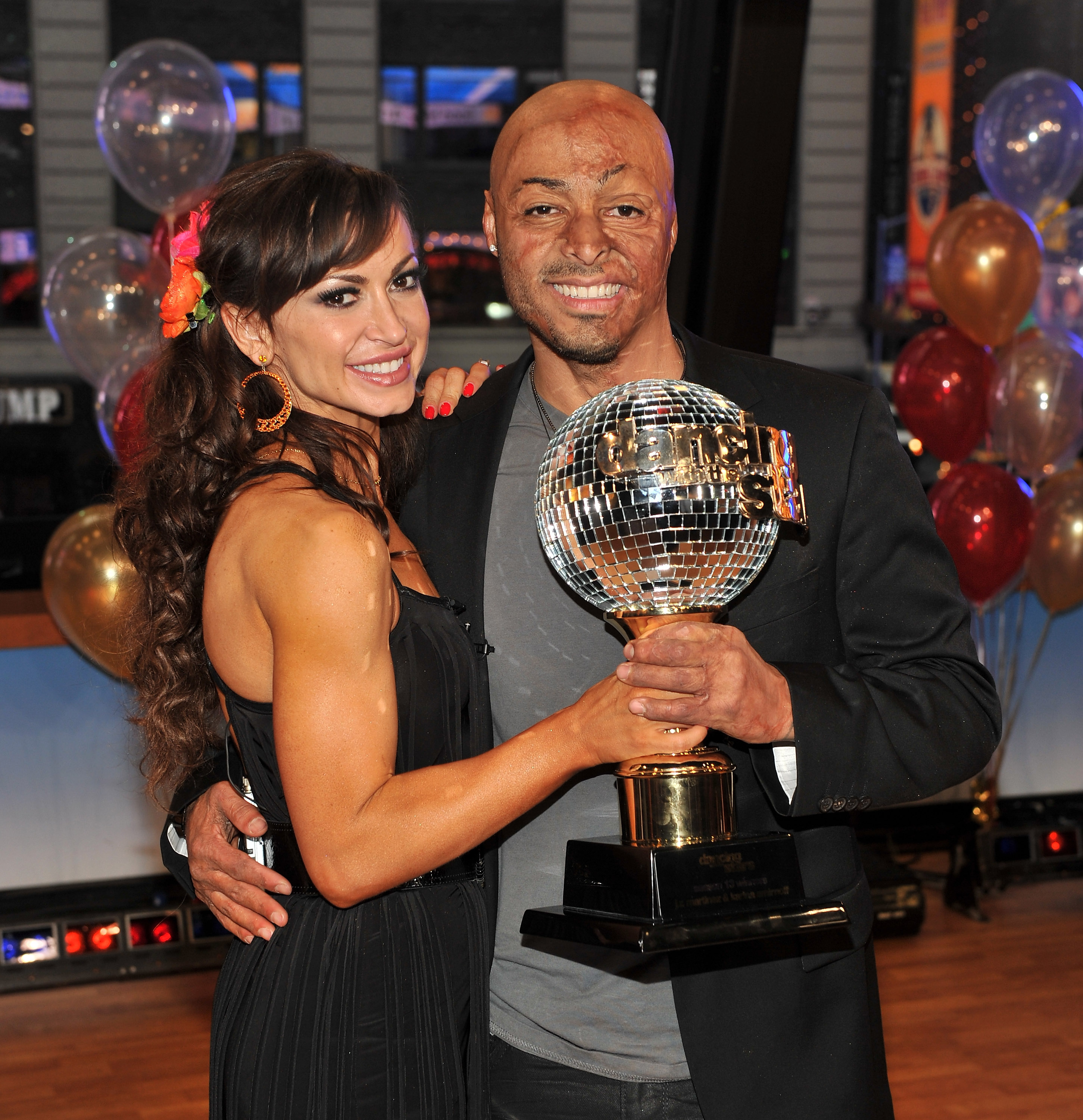 Karina Smirnoff and J.R. Martinez on the set of "Dancing with the Stars," 2011 | Source: Getty Images