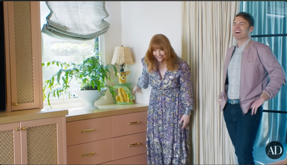 Bryce Dallas Howard's living room in her Los Angeles home from a video dated June 7, 2022 | Source: youtube.com/@Archdigest