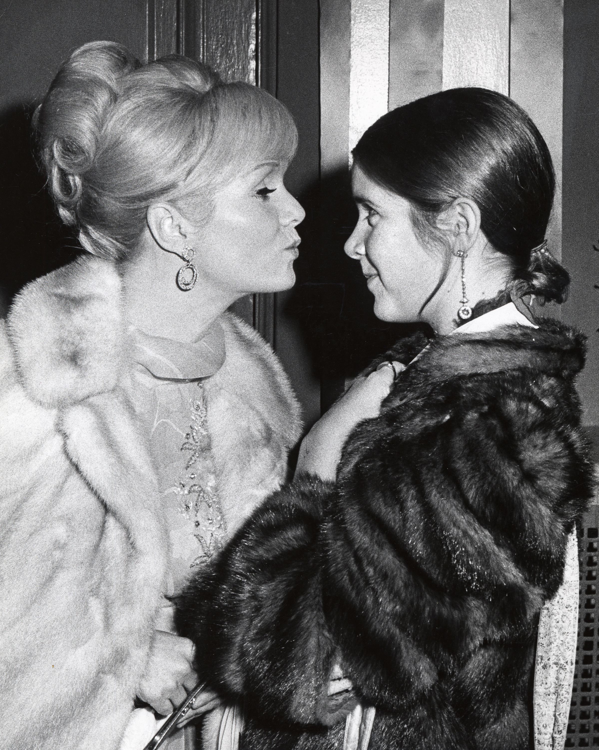 Debbie Reynolds and Carrie Fisher at the Town Hall, New York City on November 6, 1972. | Source: Getty Images
