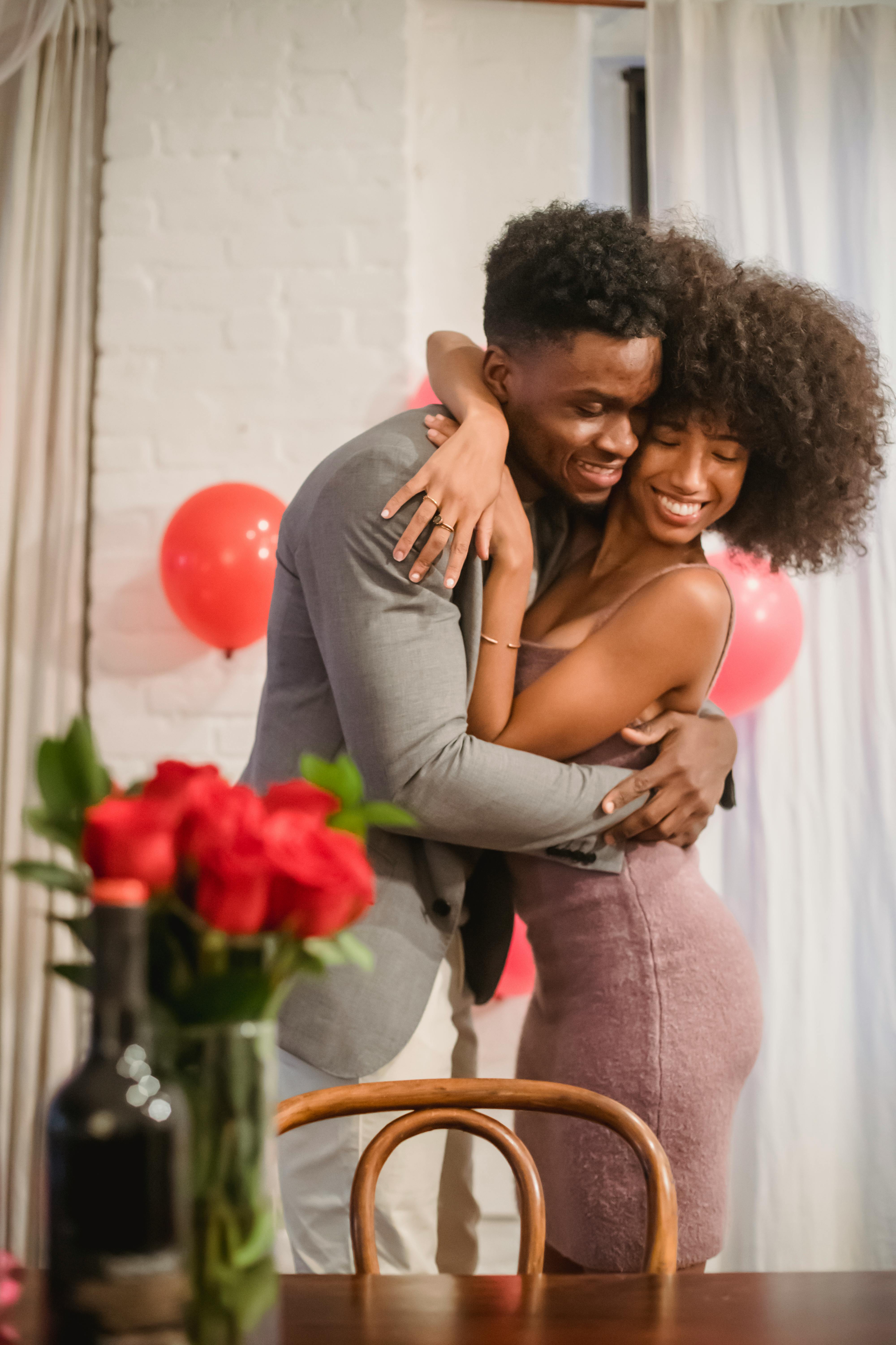 A happy couple hugging | Source: Pexels