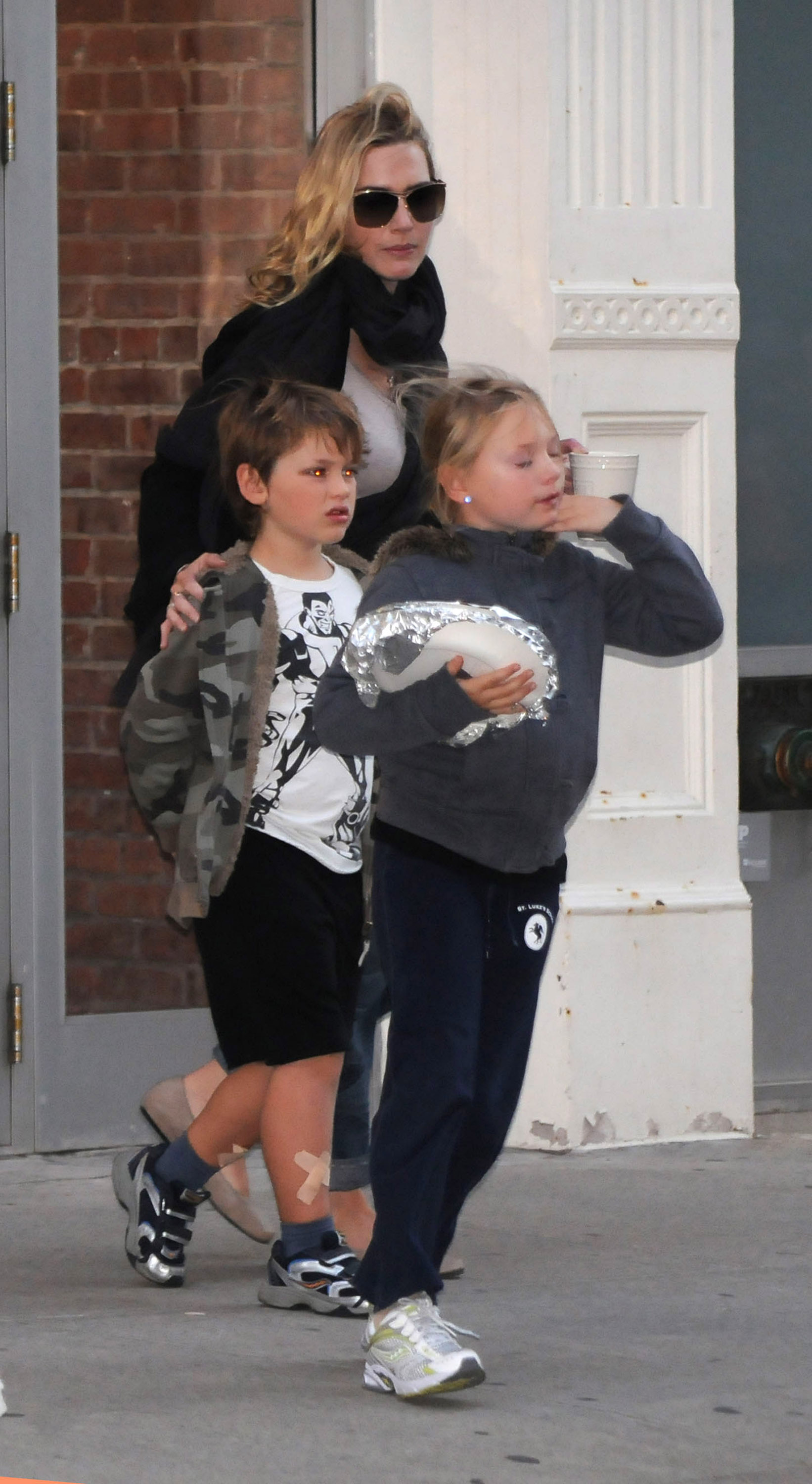 Kate Winslet bei einer Sichtung mit ihrem Sohn Joe und ihrer Tochter Mia in Manhattan am 7. Oktober 2010 in New York City. | Quelle: Getty Images