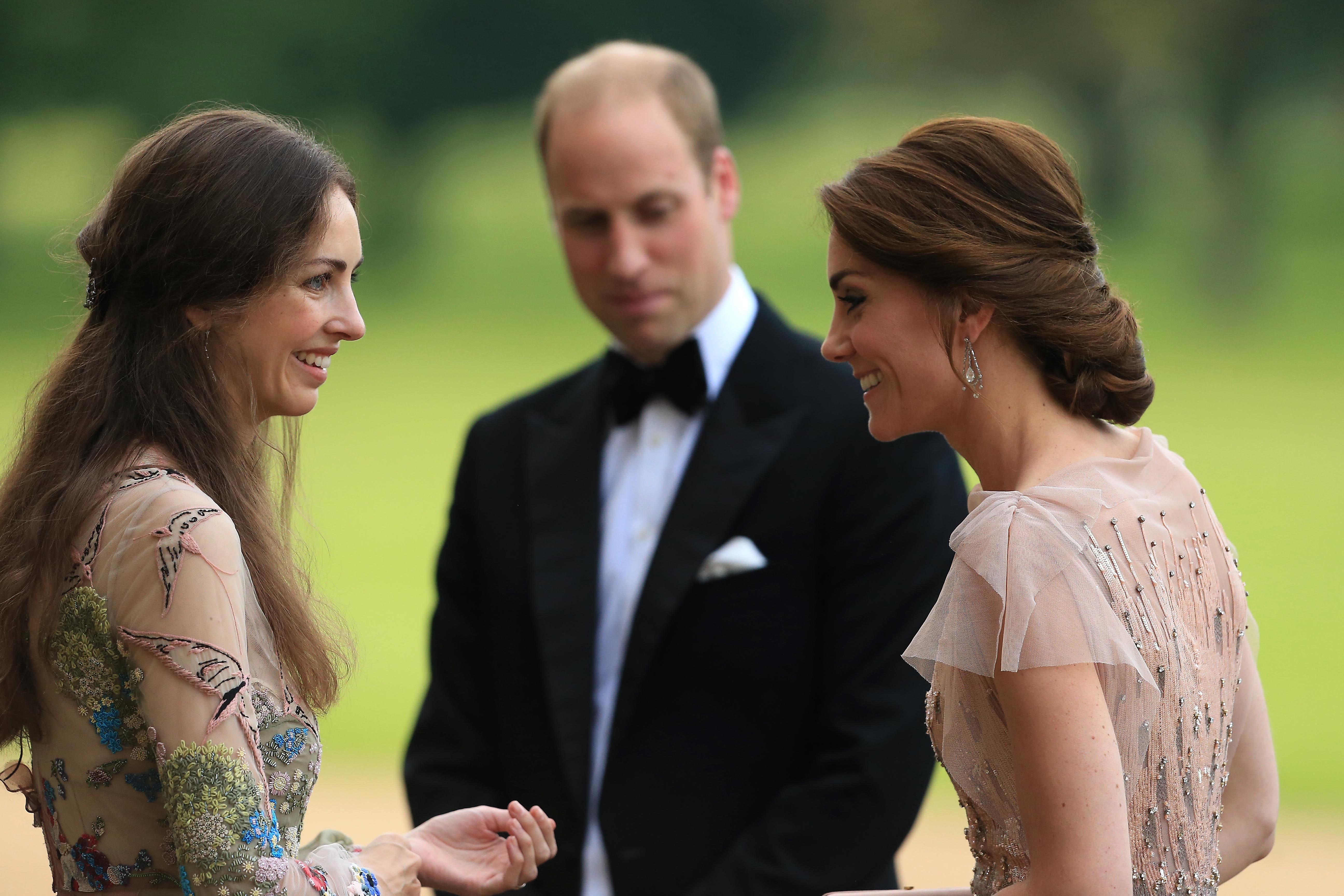 Prince William et Catherine, duchesse de Cambridge sont accueillis par Rose Cholmondeley, la marquise de Cholmondeley à Houghton Hall le 22 juin 2016 à King's Lynn, en Angleterre. | Photo : Getty Images
