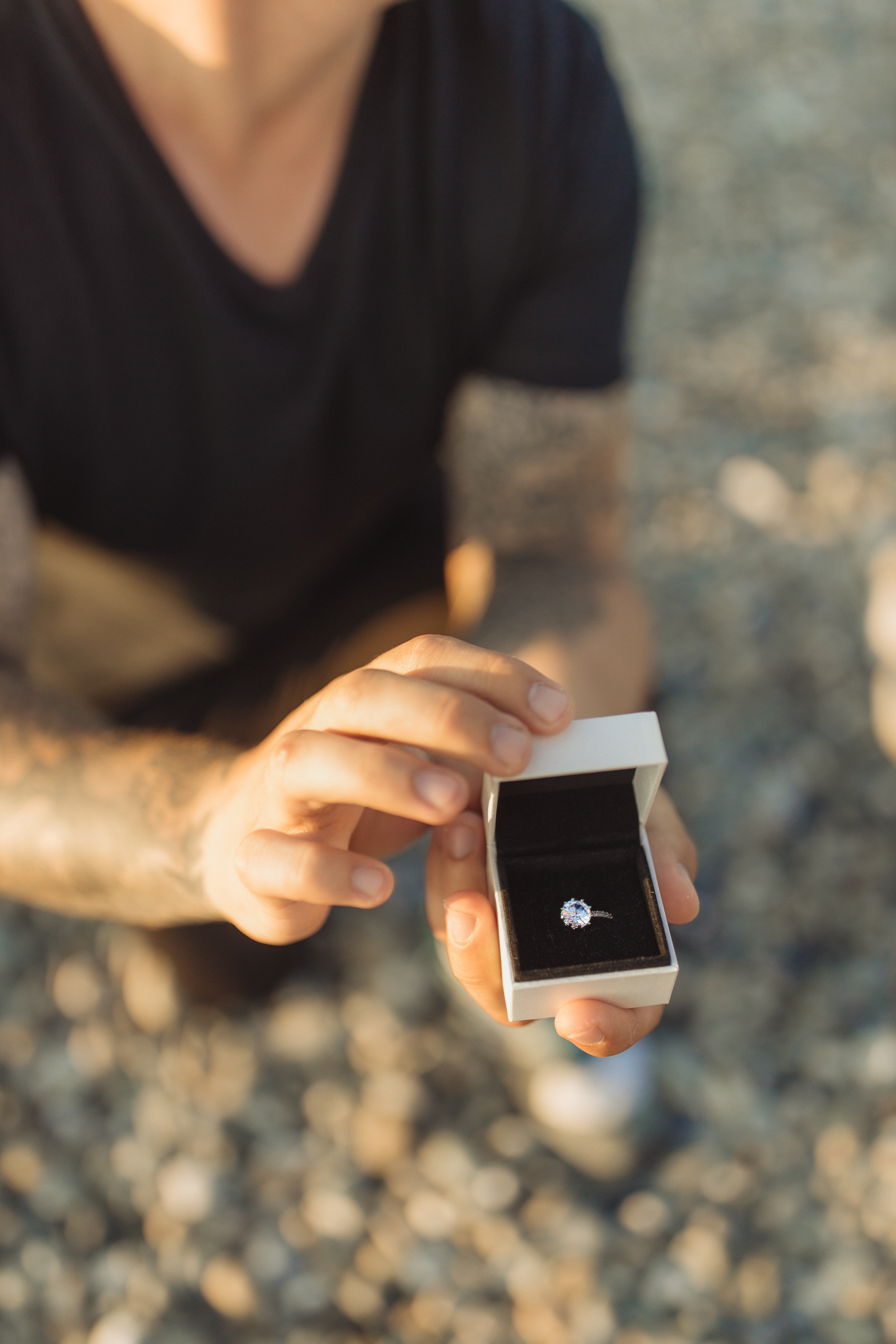 Unas manos sostienen un anillo de compromiso. | Foto: Pexels