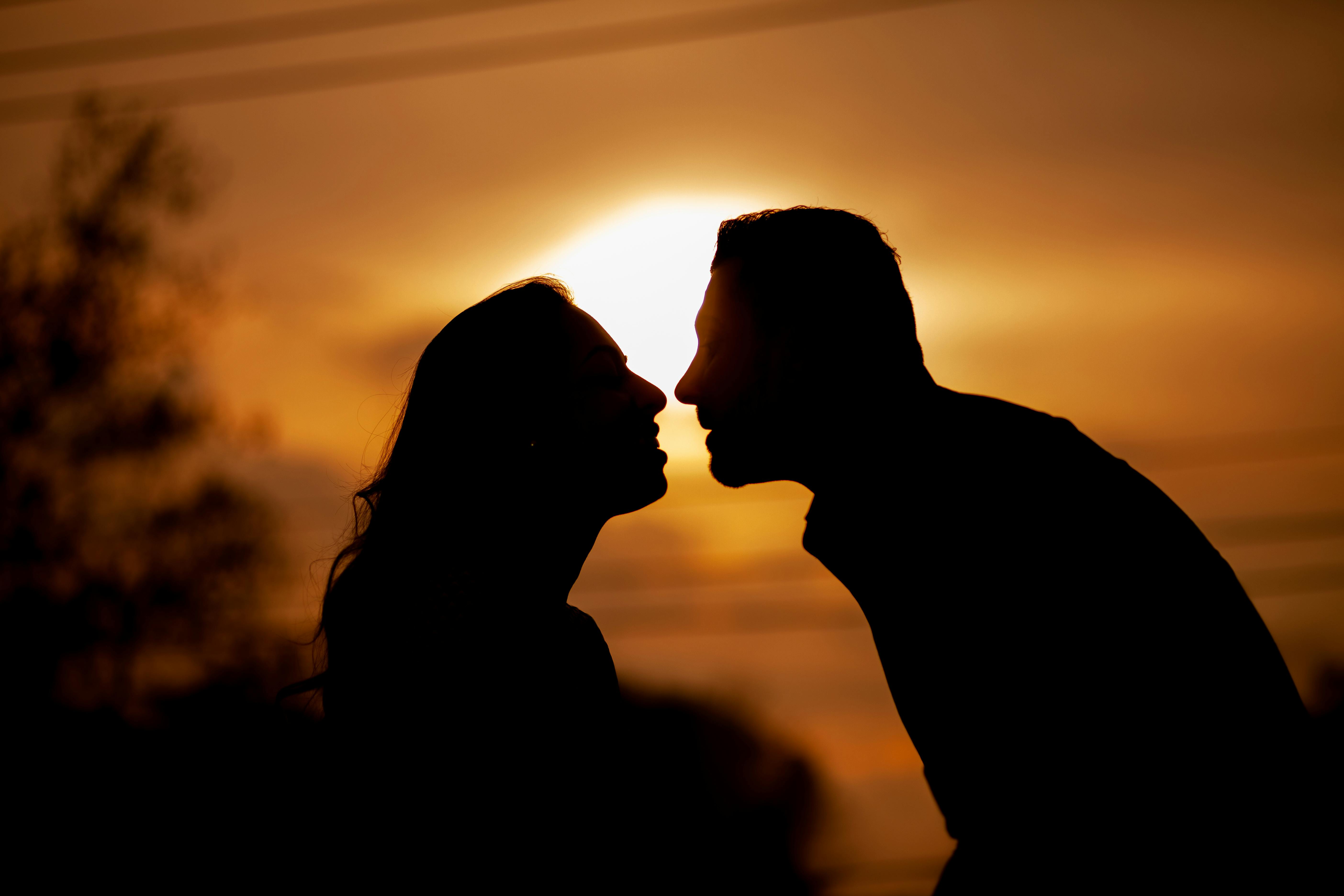 Silhouette of a happy couple enjoying sunset | Source: Pexels