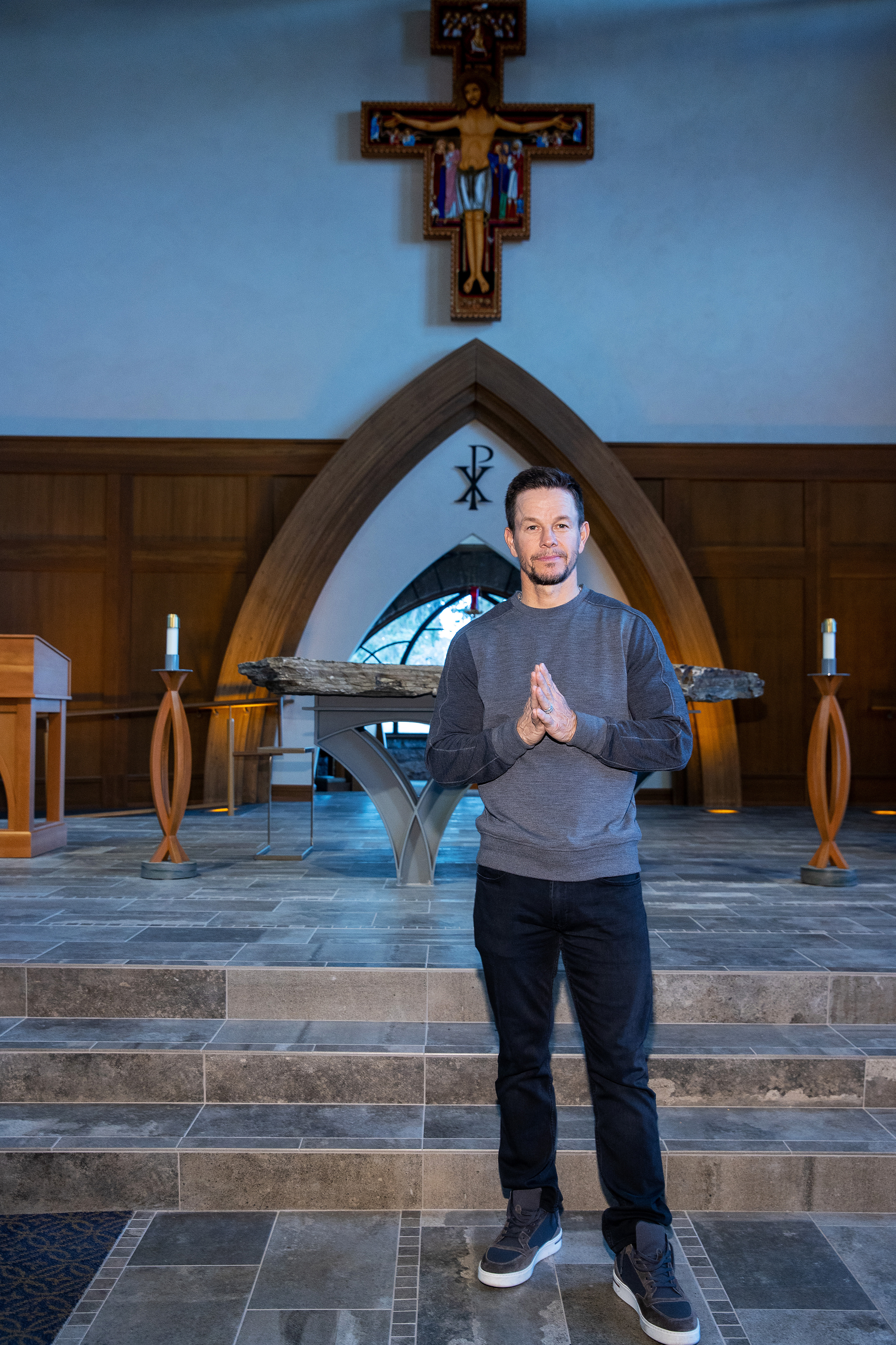 Mark Wahlberg visitando la capilla de Todos los Santos del Carroll College el 4 de abril de 2022 en Helena, Montana | Foto: Getty Images