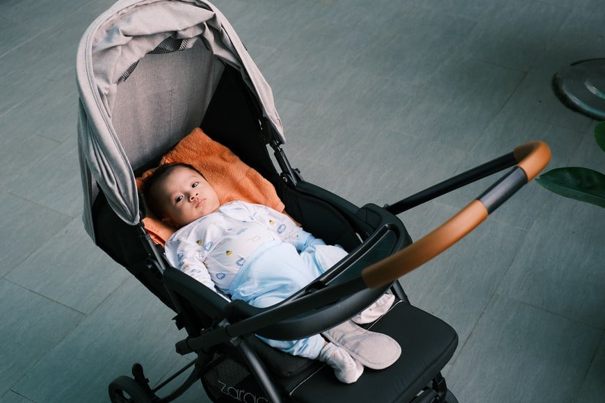 He had to put his son back in the stroller | Source: Unsplash