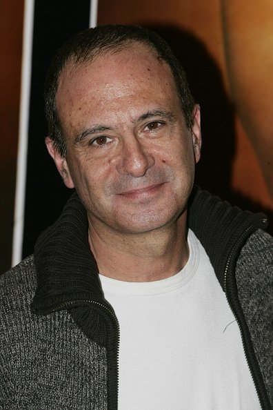 Gérard Miller assiste à la première du spectacle "Gladiateur" réalisé par Elie Chouraqui au Palais des Sports. | Photo : Getty Images
