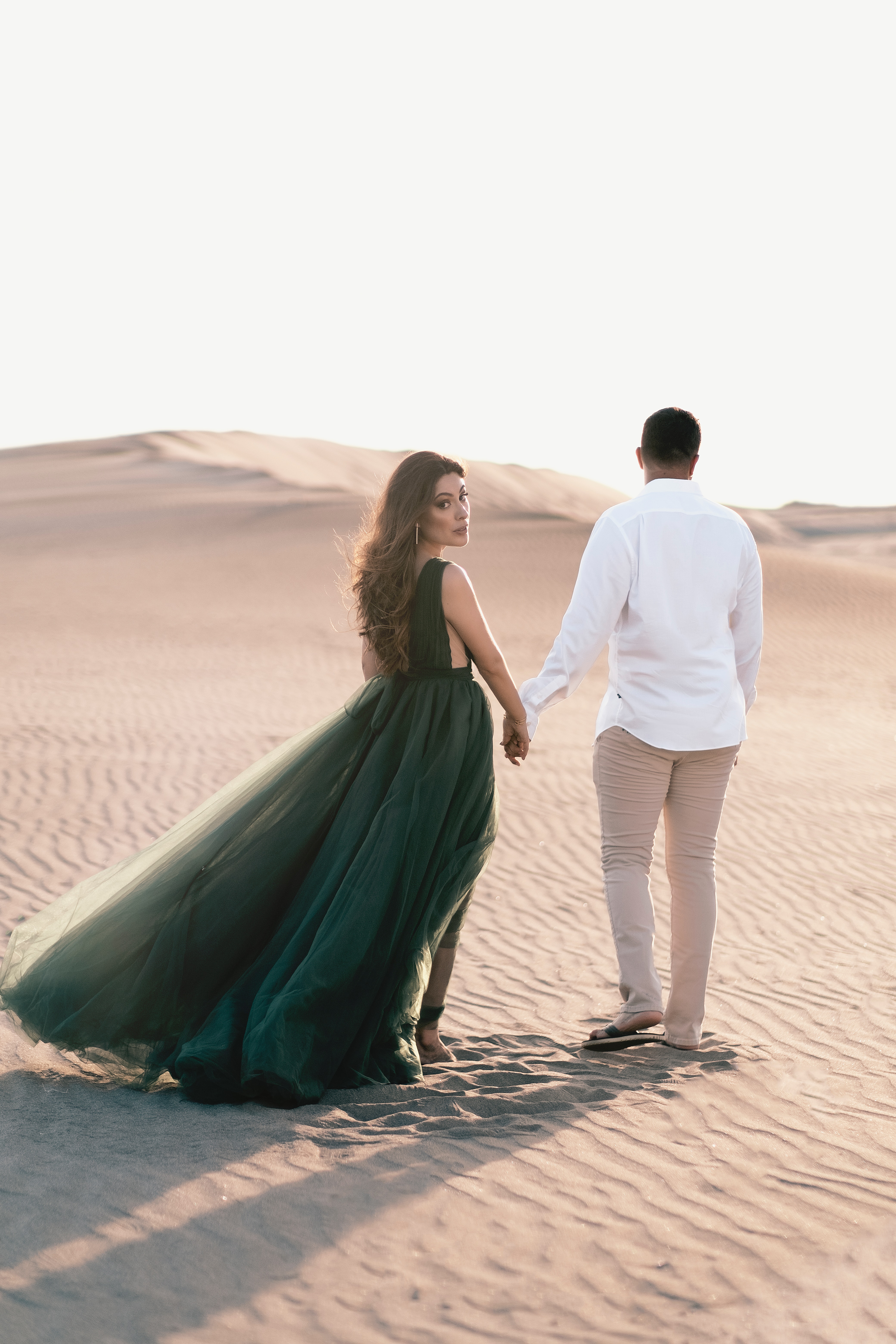 Couple walking in a desert | Source: Unsplash
