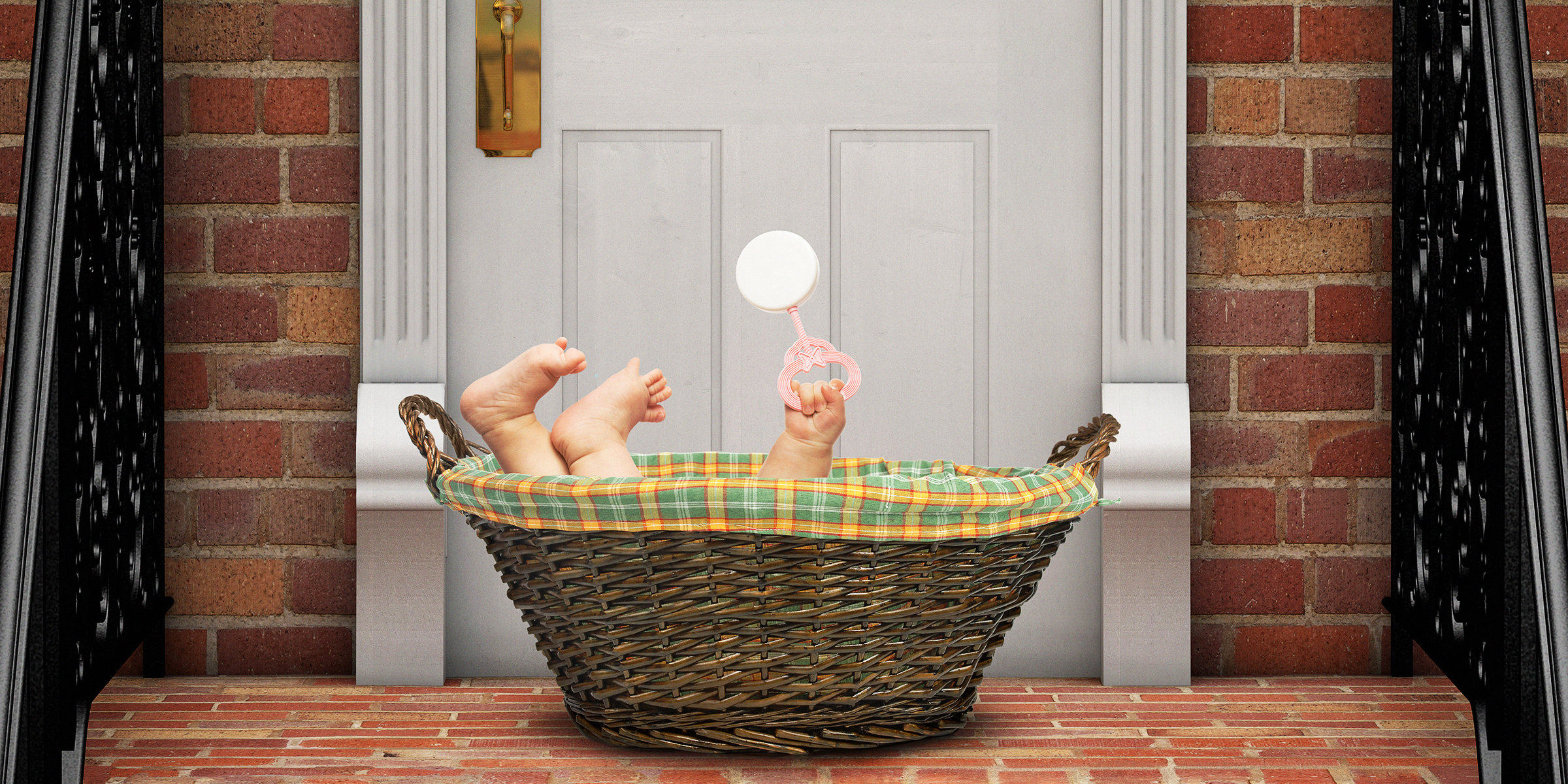 A baby in a basket on a doorstep | Source: Shutterstock