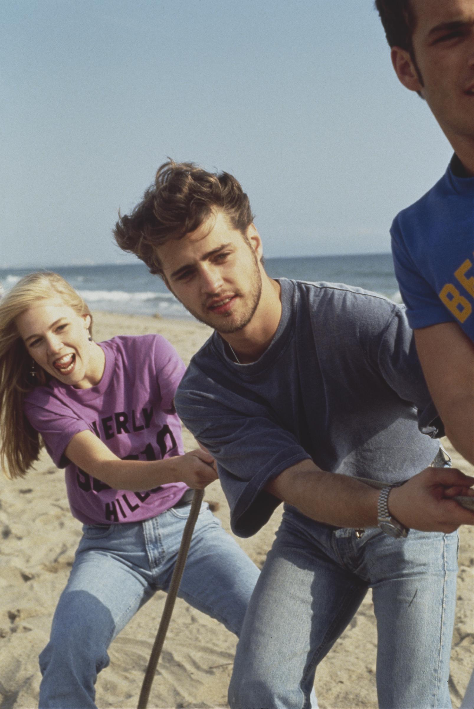 Jennie Garth and Jason Priestley filming "Beverly Hills, 90210," circa 1991. | Source: Getty Image