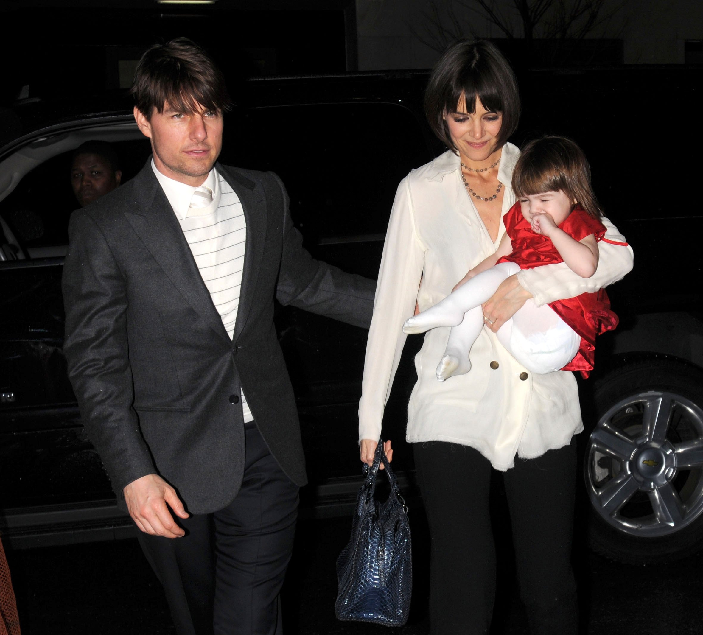 Los actores Katie Holmes y Tom Cruise y su hija Suri salen del hotel del centro de la ciudad camino a cenar el 14 de enero de 2008 en la ciudad de Nueva York. | Foto: Getty Imag