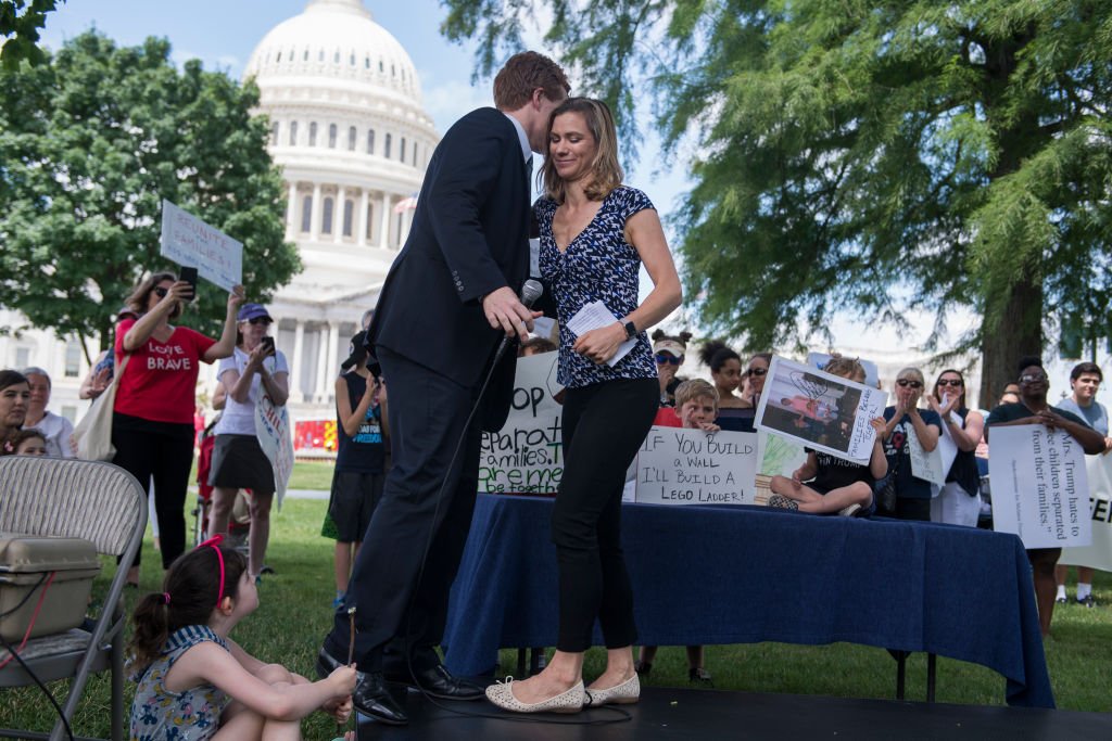 Maeve Kennedy McKean saluda al Representante Joe Kennedy, D-Mass., durante una manifestación en el césped del Capitolio del Frente Este para condenar la separación y detención de familias en la frontera de Estados Unidos y México el 21 de junio 2018. I Foto: Getty Images