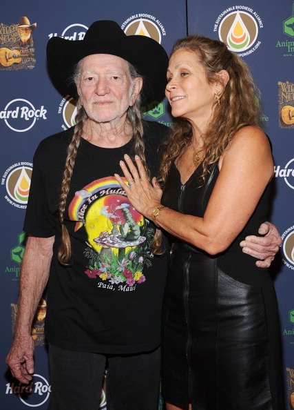 Willie Nelson and Annie D'Angelo at Hard Rock Cafe, Times Square on June 6, 2013 in New York City. | Photo: Getty Images