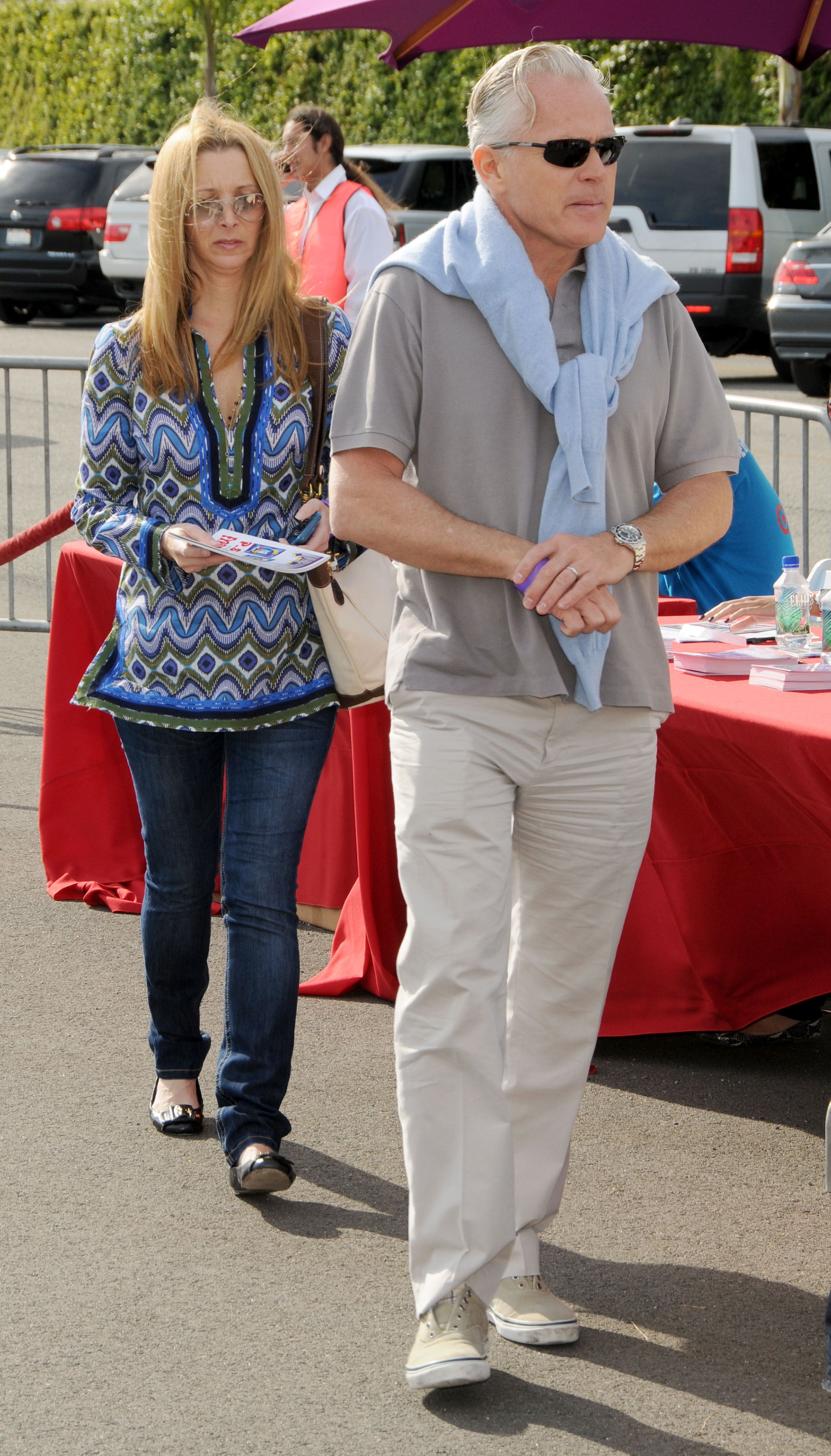 Lisa Kudrow walks behind husband Michel Stern at the Creative Arts Fair Supporting P.S. Arts in Santa Monica, California on November 7, 2010. | Source: Getty Images