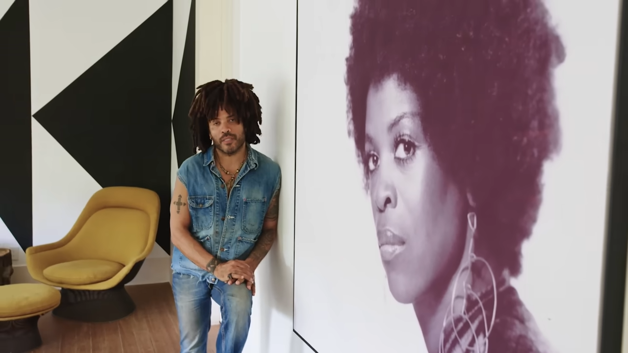 Lenny leans against a wall next to a monumental black-and-white portrait of his mother, Roxie Roker, whom he honors in every home he owns. | Source: YouTube/@Archdigest
