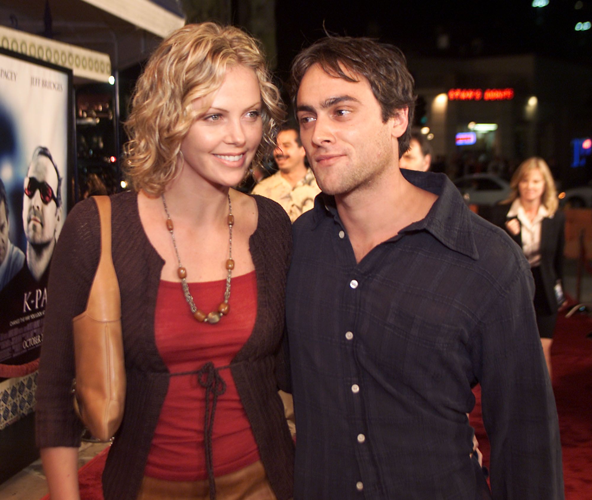 Charlize Theron et Stuart Townsend au Village Theater à Los Angeles, Ca. le lundi 22 octobre 2001. | Photo : Getty Images