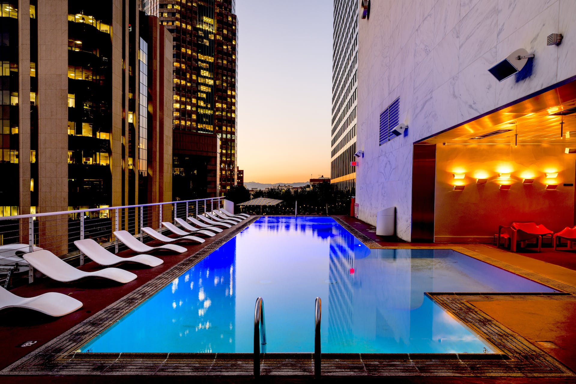 A pool in a hotel | Source: Pexels