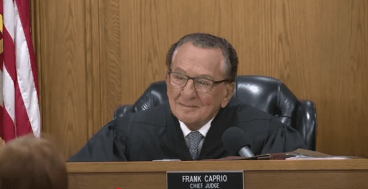 Le juge Frank Caprio dans la salle d'audience. | Source : YouTube/CaughtInProvidence