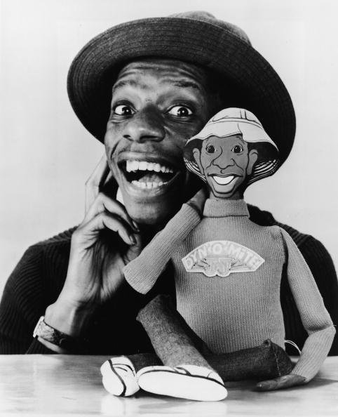 Jimmie Walker con una muñeca parlante basada en su personaje 'JJ' de la serie de televisión "Good Times". | Foto: Getty Images