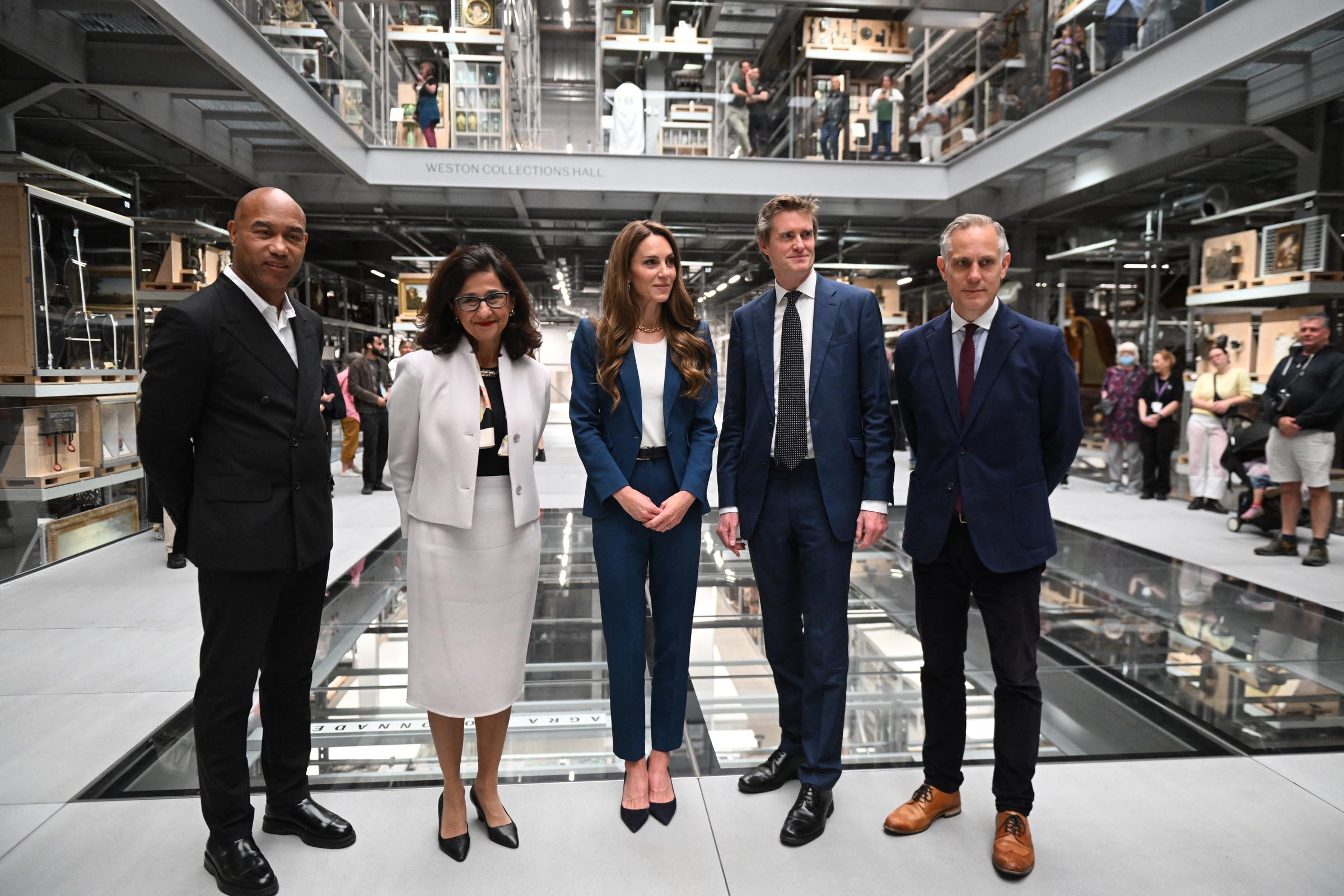 Flanked by Tim Reeve, Tristram Hunt, Minouche Shafik, and Gus Casely-Hayford, Princess Catherine poses for a group photo in the Weston Collections Hall. Her relaxed stance and composed smile reflect the professional, collaborative tone of the day.