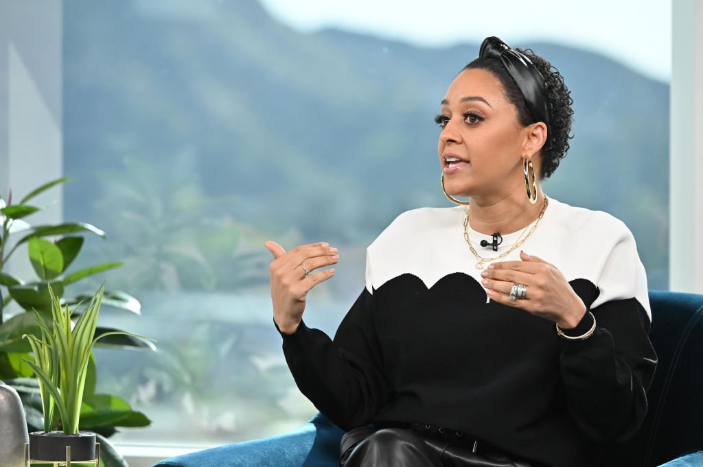 Tia Mowry of "Family Reunion" stops by the Daily Pop set | Photo: Getty Images