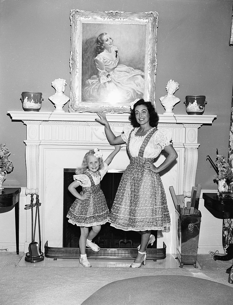 Joan Crawford poses with Christina, June 1944 | Photo: Getty Images