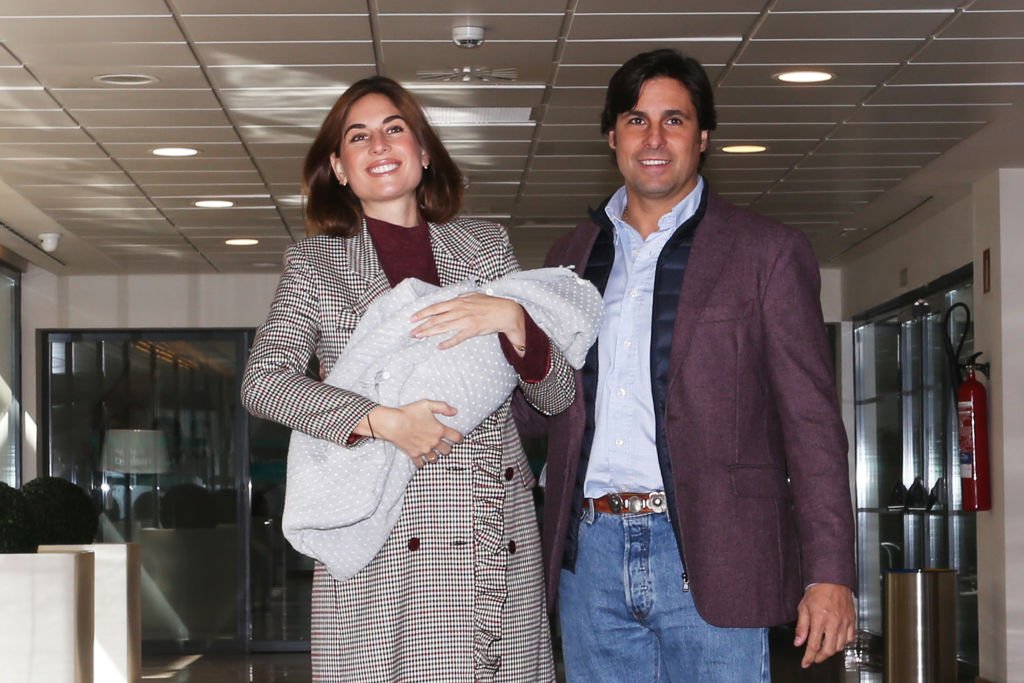Lourdes Montes y Francisco Rivera presentando a su segundo hijo.| Fuente: Getty Images