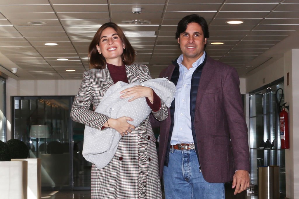 Lourdes Montes y Francisco Rivera presentando a su segundo hijo. | Foto: Getty Images Lourdes Montes y Francisco Rivera presentando a su segundo hijo. | Foto: Getty Images