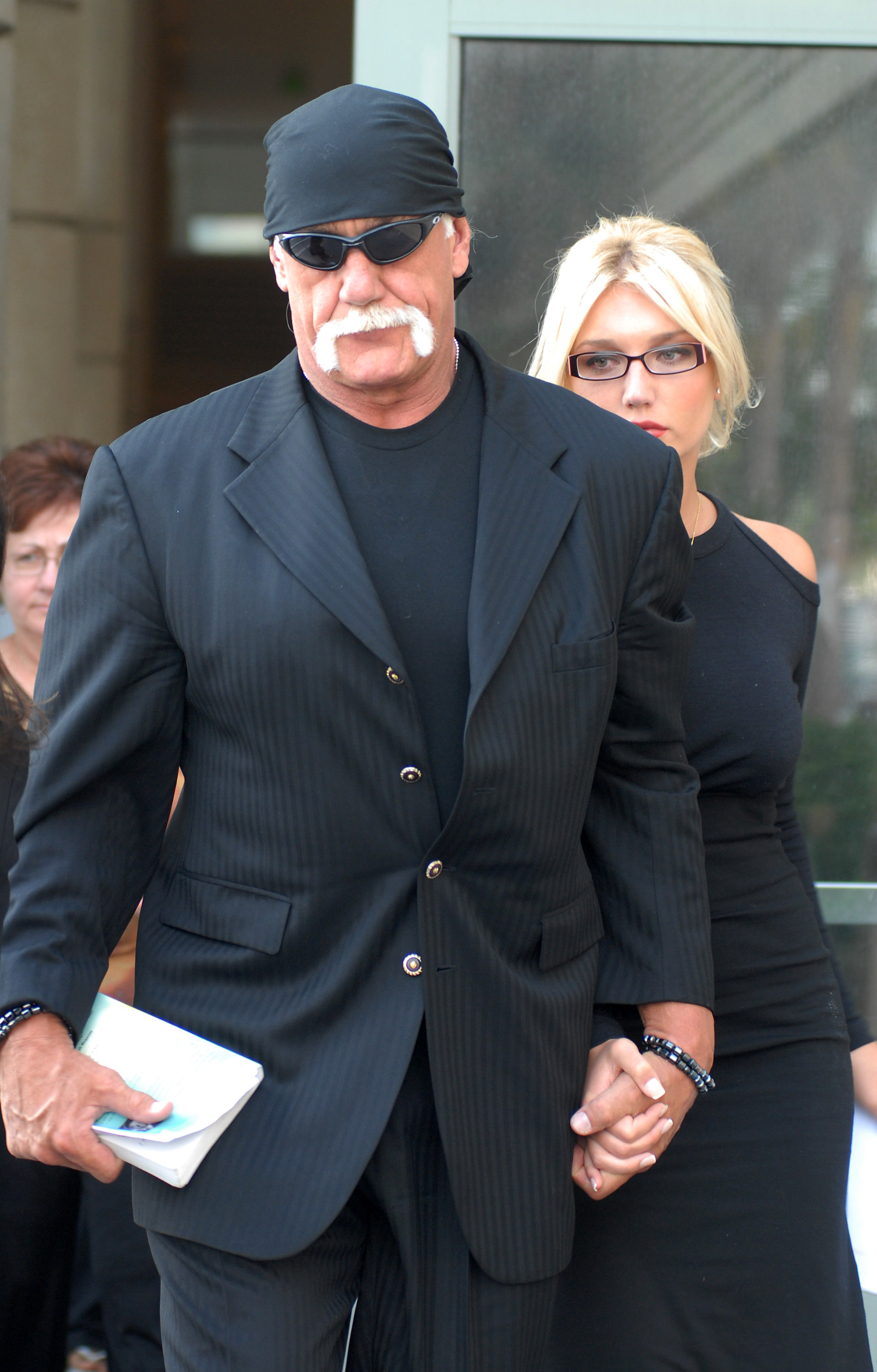 Hulk and Brooke Hogan leaving a courthouse in 2008. | Source: Getty Images