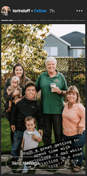 Amy Roloff in a group picture with her father,Gordon,her son Zach, and his family. | Photo: Instagram/@toriroloff