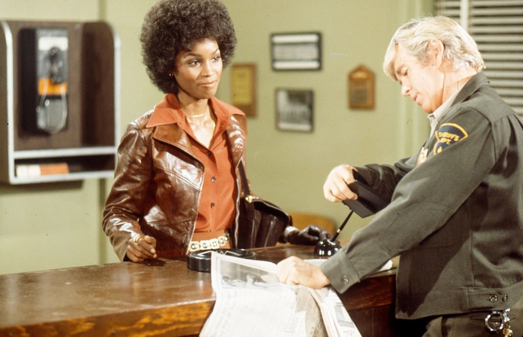 Teresa Graves and Clu Gulager appearing in an episode of "Get Christie Love!" in 1974. | Photo: Getty Images