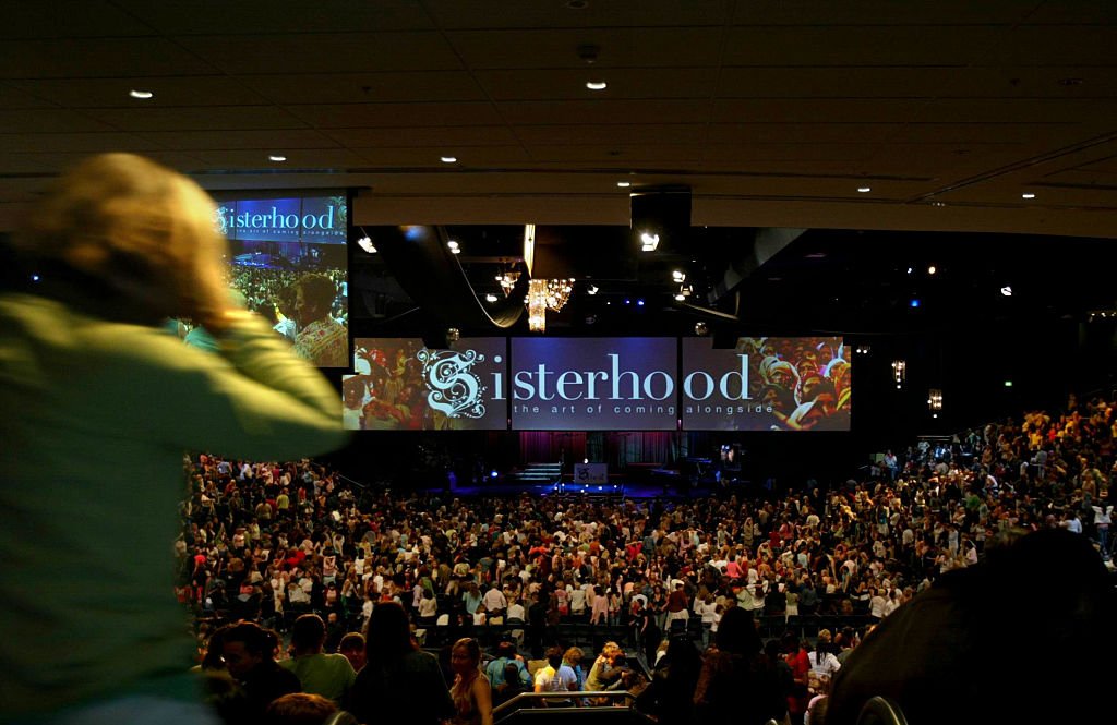 Bobbie Houston, senior pastor and founder of the Hillsong Church, speaking at the church's 2006 Women's Conference, 15 April 2006. | Photo: Getty Images