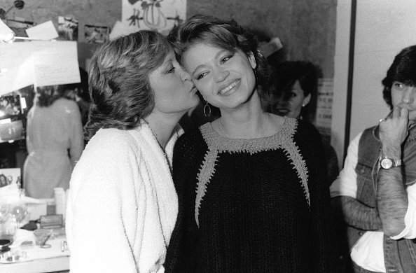  Alice Dona et sa fille Raphaëlle Ricci dans les loges après son concert à l'Olympia, le 28 février 1984, Paris, France. | Photo : Getty Images