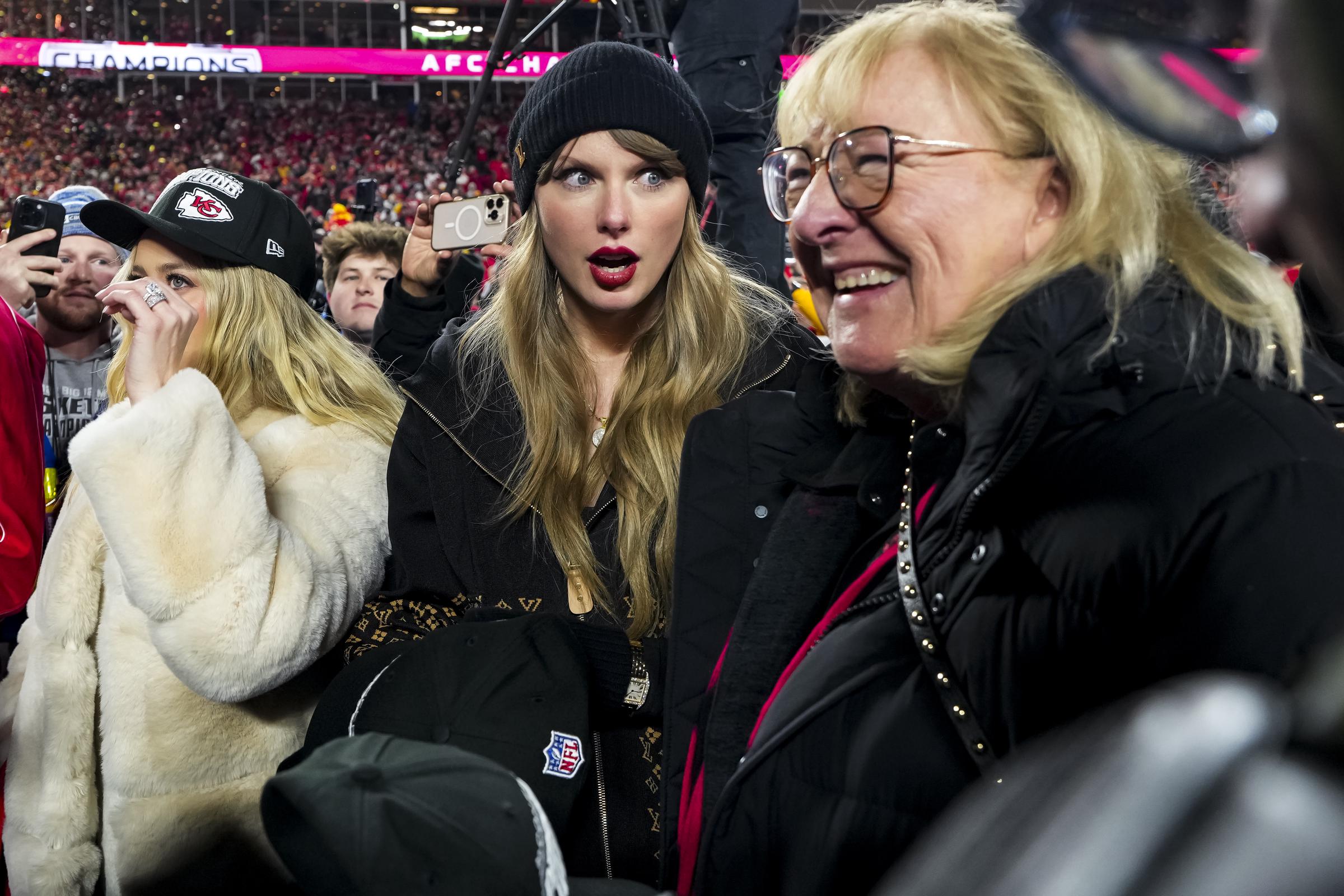 Taylor Swift and Donna Kelce talk on the field after the AFC Championship game in Kansas City on January 26, 2025 | Source: Getty Images