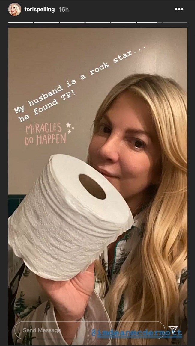 Tori Spelling speaking about feeling ill and not having toilet paper on March 12, 2020 | Photo: Instagram Story/torispelling