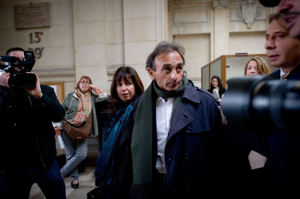     Eric Zemmour arrives with his wife Mylene Chicheportich (L) on January 14, 2011 in court in Paris, where he appears to incite racial hatred І Source: Getty Images 