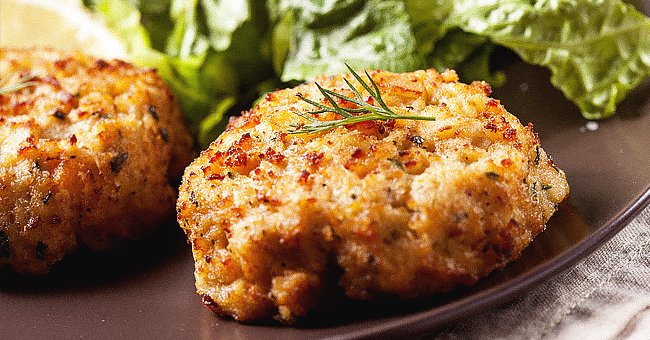 Crab cakes. │ Source: Shutterstock